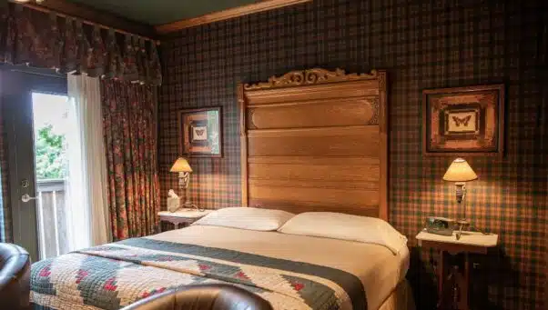 Twin Pine Manor Bed & Breakfast Country Oak Suite