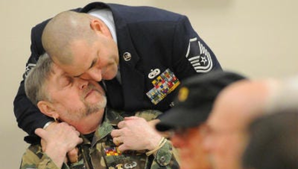 Jesse Hill, embraced by fellow veteran David Pearl in 2015.