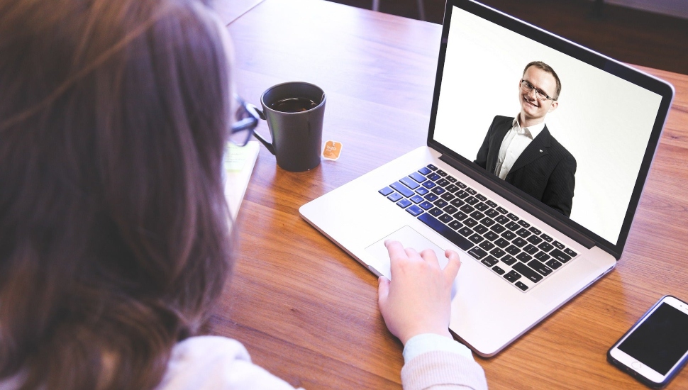 A woman speaking to her mentor via Zoom