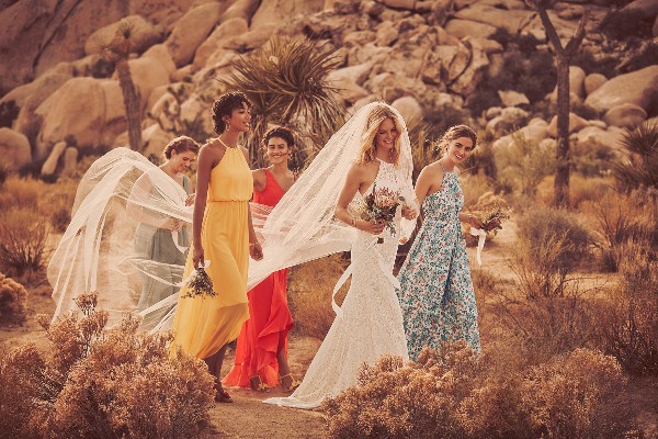 Bride and her friends walking in the desert, using the Diamond Loyalty Program.