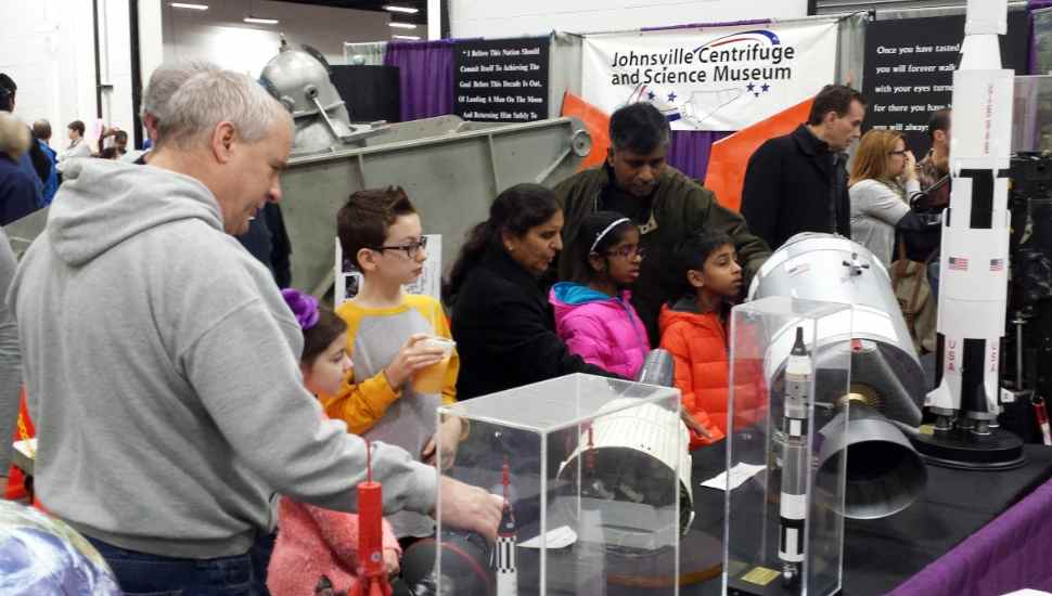 kids at space display