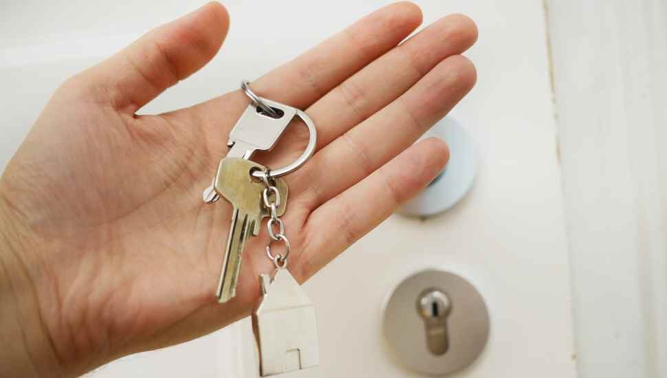 hand with keys