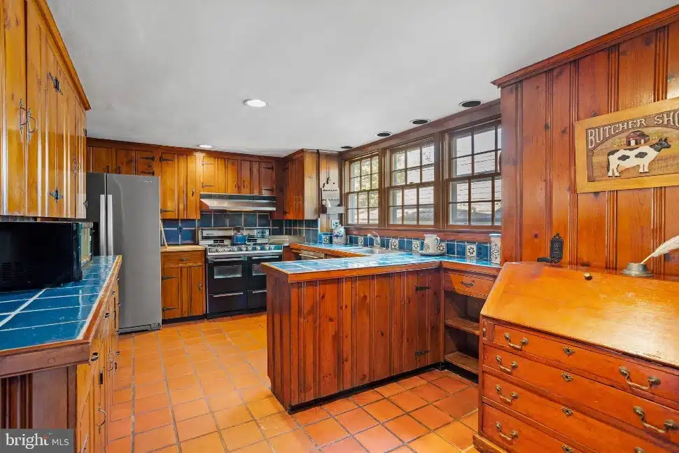 6693 Groveland Rd, Pipersville Kitchen