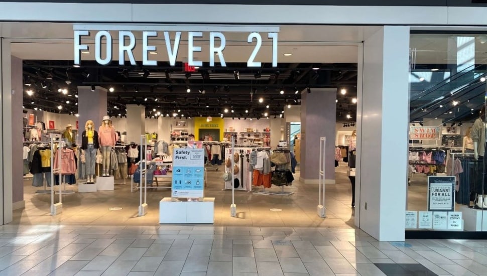 Entrance of a Forever 21 location.
