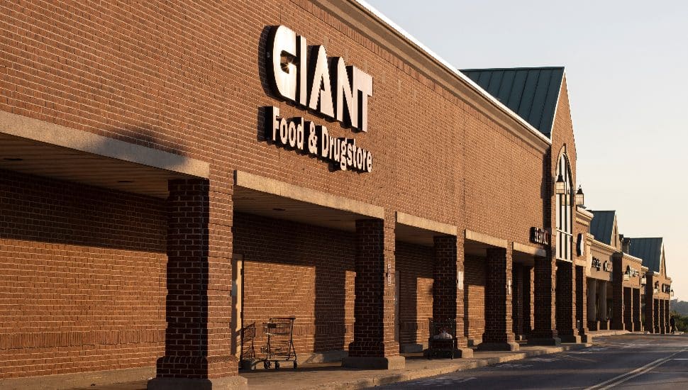 The facade of a Giant Food Store.