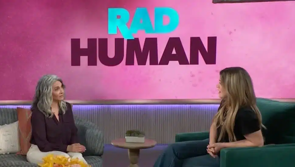 Cami Shaul speaks to Kelly Clarkson on set.