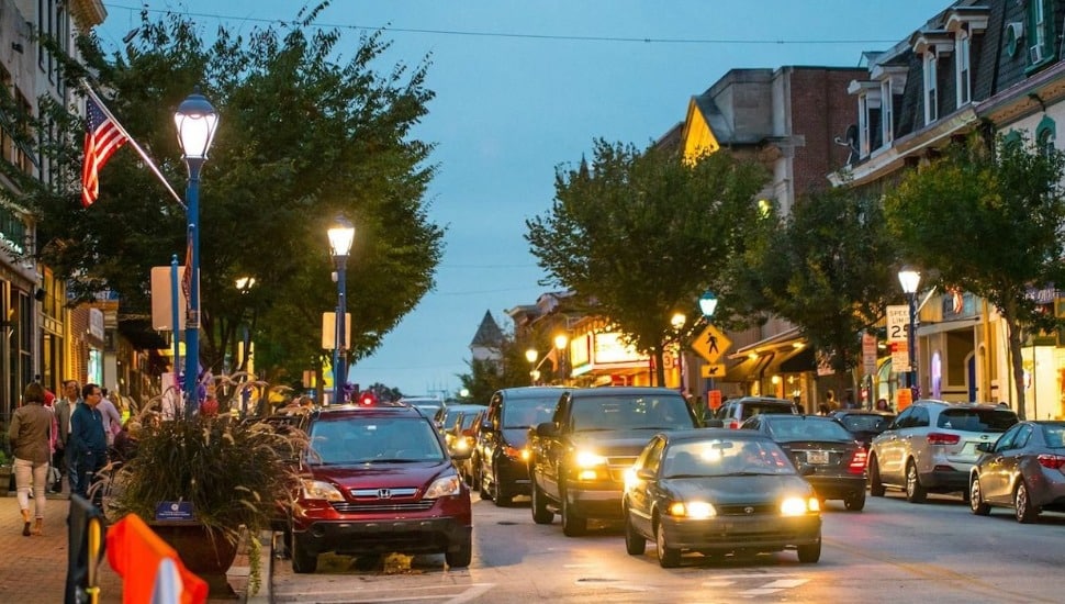 Street with cars in Phoenixvile.