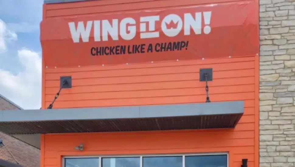 Wing It On sign.