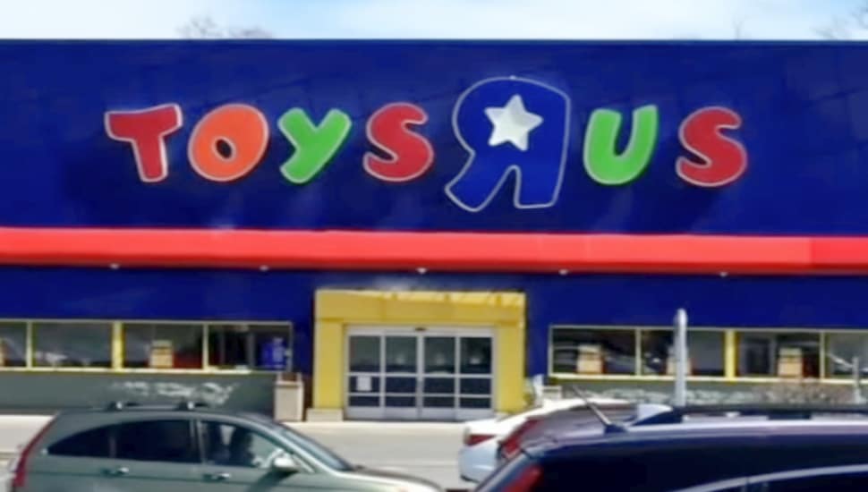 Toys R Us storefront.