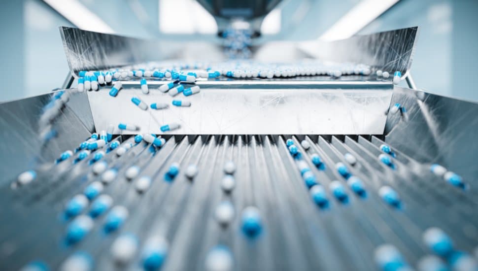 Sorting pharmaceutical capsules by a sorting machine on a production line.