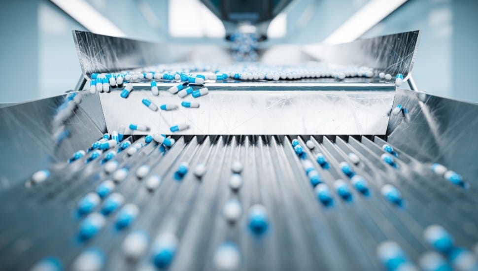 Sorting pharmaceutical capsules by a sorting machine on a production line.