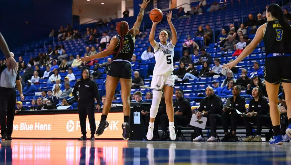 Ryanne Allen on the court during a game.