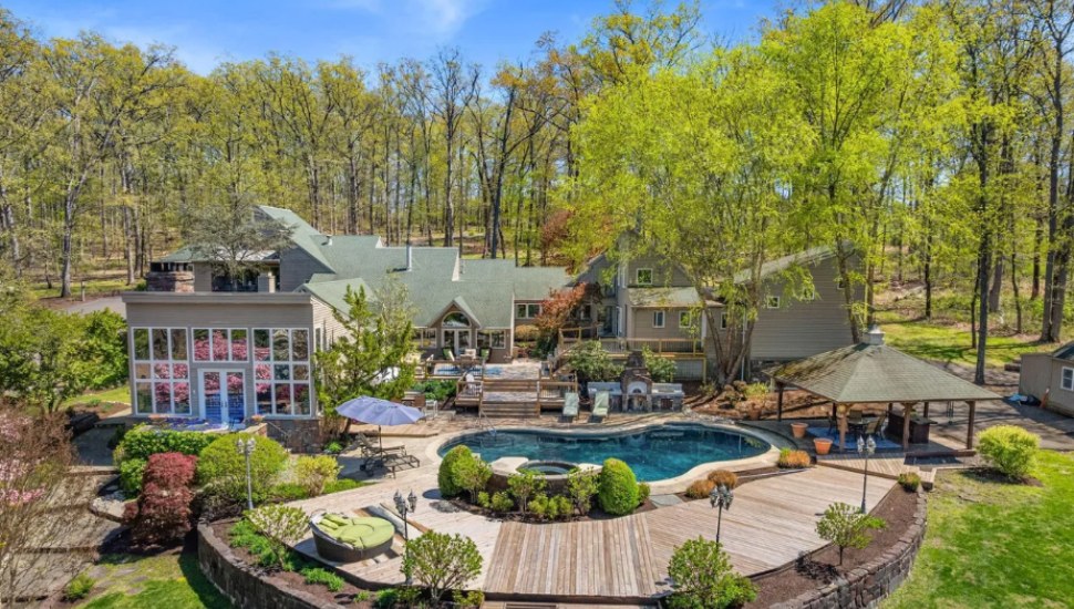 2094 Aquetong Rd, New Hope.